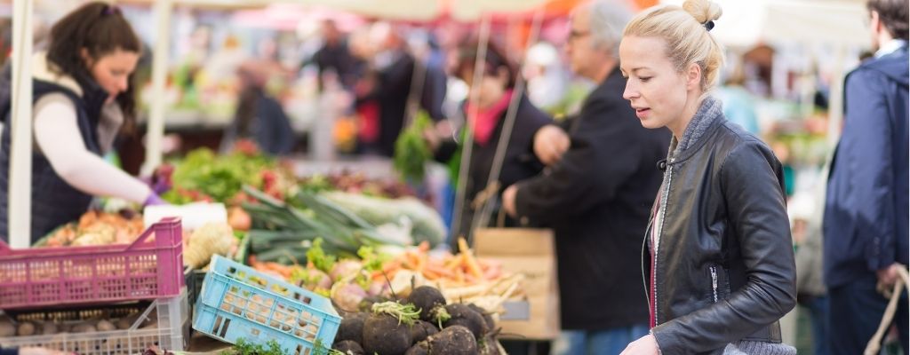 Femme faisant ses courses alimentaires sur un marché local