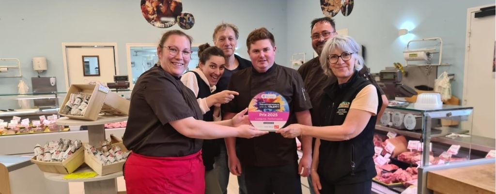 Equipe de vendeur à Bressuire avec le Trophée de l'événement nos entrepreneurs ont du talent !