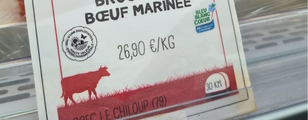 étiquette de boucherie, avec toutes les mentions importantes, prix, signes de qualité, nom du produit et nom de la ferme et distance du magasin