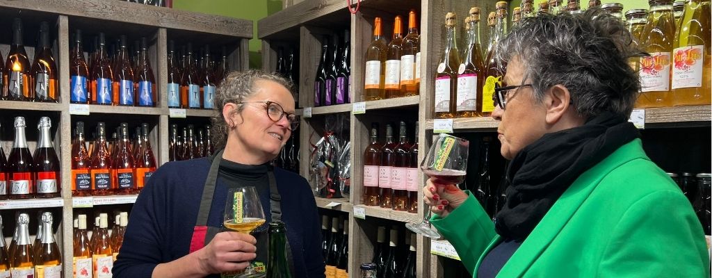 Brigitte, responsable du magasin de Saint Maixent L'école en train de déguster un produit avec une cliente