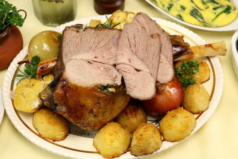 Tranches de gigot confites à l'ail, pommes de terre au four